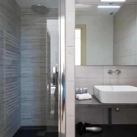 Anzur Yourhosthelper