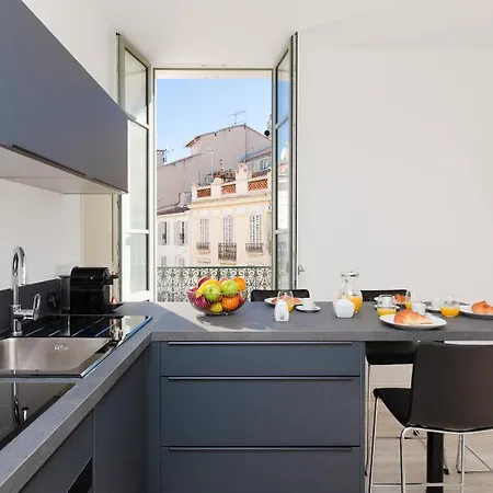 Anzur Yourhosthelper * Cannes