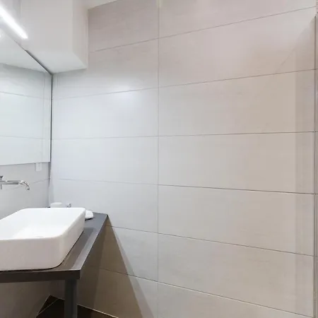 Anzur Yourhosthelper Κάννες