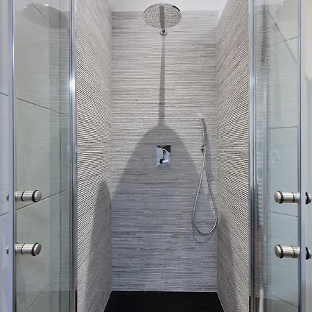 Anzur Yourhosthelper * Cannes