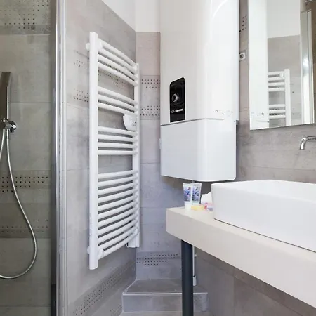 Anzur Yourhosthelper Cannes