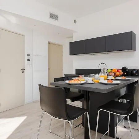 Anzur Yourhosthelper Cannes