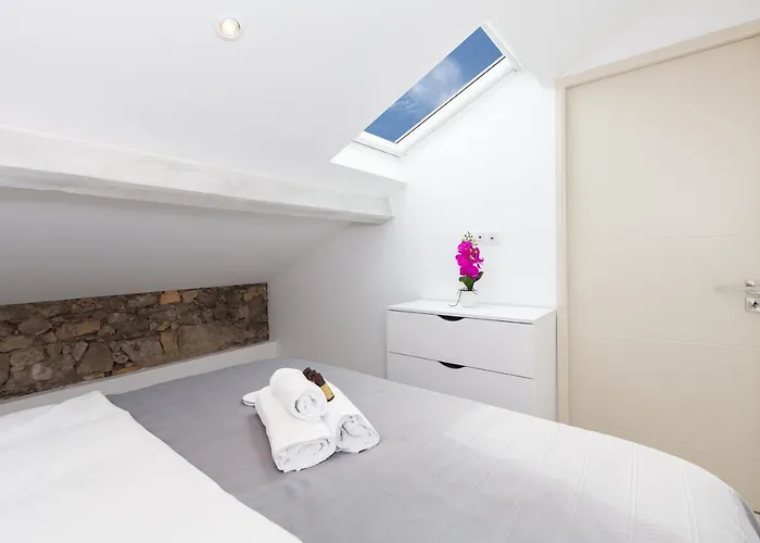 Anzur Yourhosthelper * Cannes